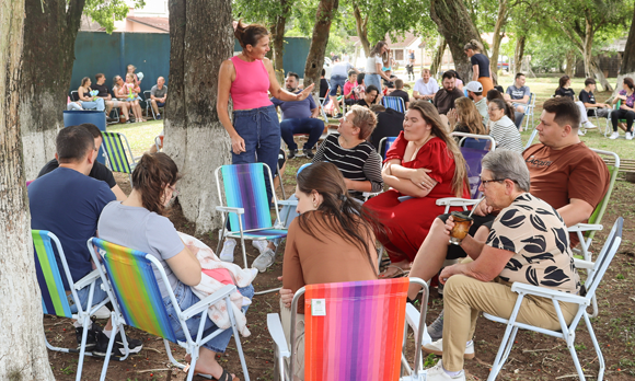 Fotografia ilustrativa de pessoas conversando no dia da família sulati 2025