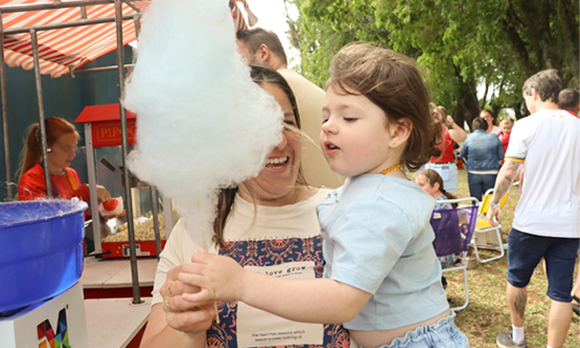 Fotografia ilustrativa de pessoas conversando no dia da família sulati 2025