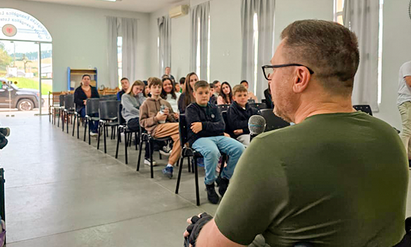 Fotografia ilustrativa da palestra do Marcos Paulo Kuhn no mês do trânsito sulati