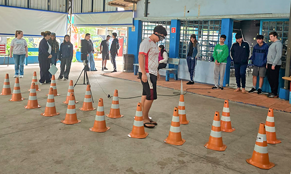 Fotografia ilustrativa da dinâmica com os óculos da embriaguez no mês do trânsito sulati